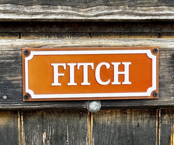 Placa Your Horse en bronce con el nombre FITCH en la puerta de un box