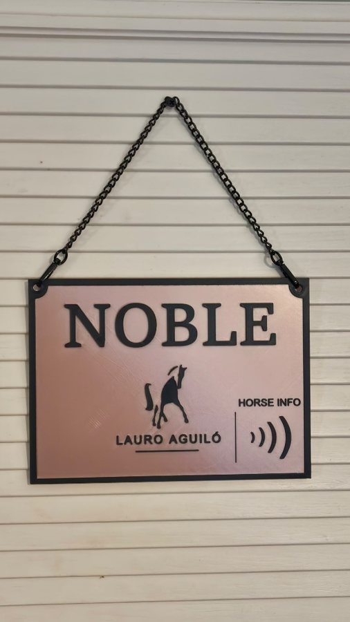 Placa de concurso colgada con cadena